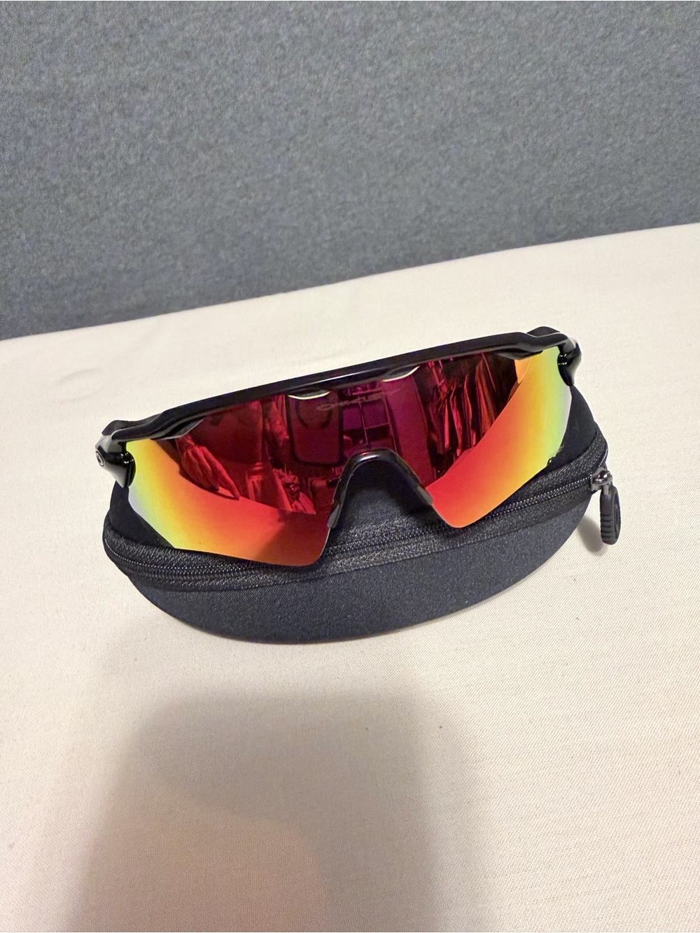 NEW Men’s Oakley Sunglasses with Red-Orange Mirrored Lens and Black Frame
